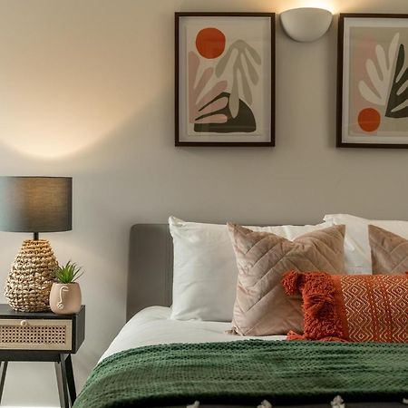 2 Bedroom Apartment With Park Views Shoreditch 런던 외부 사진