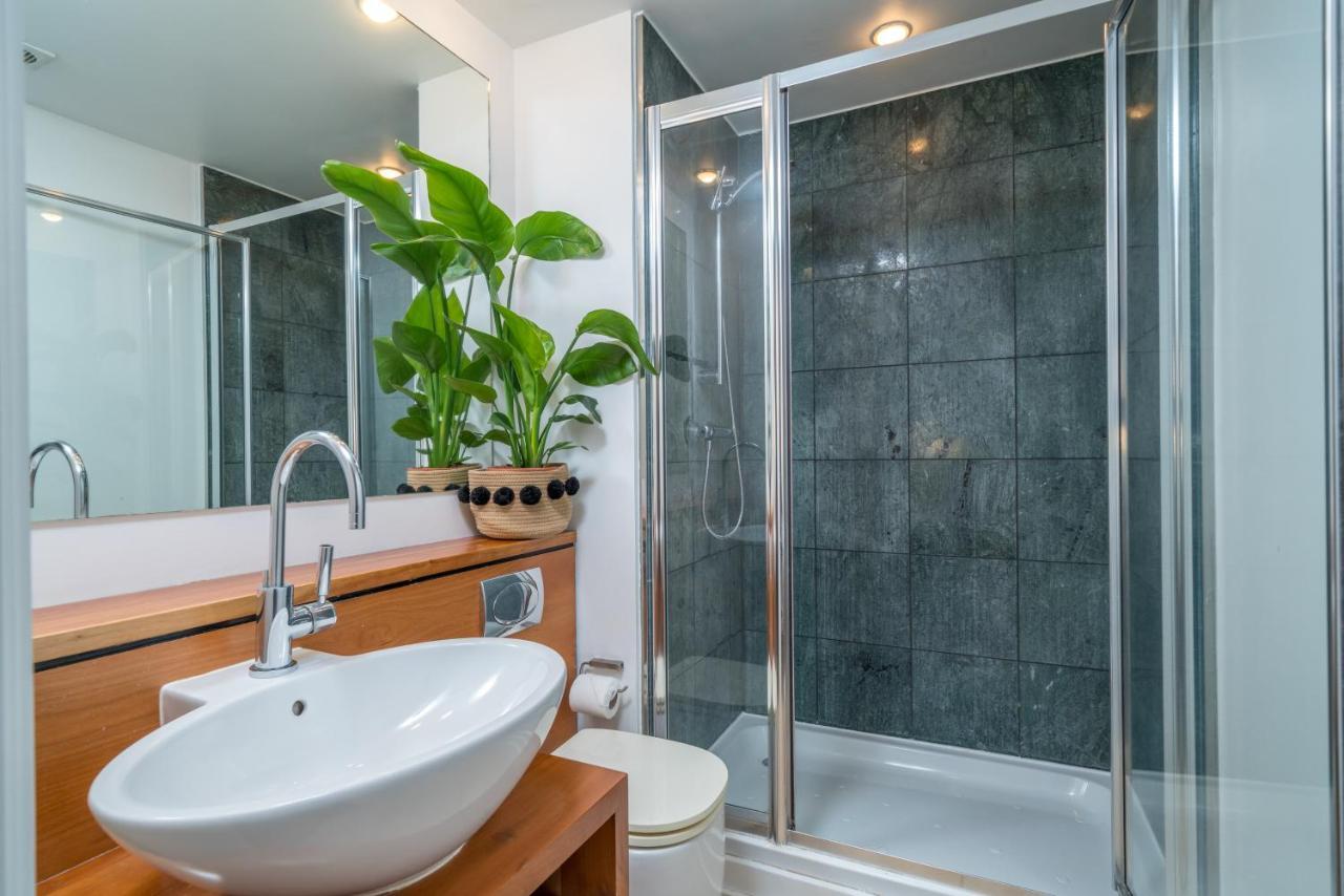 2 Bedroom Apartment With Park Views Shoreditch 런던 외부 사진