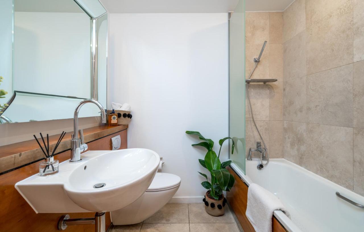 2 Bedroom Apartment With Park Views Shoreditch 런던 외부 사진