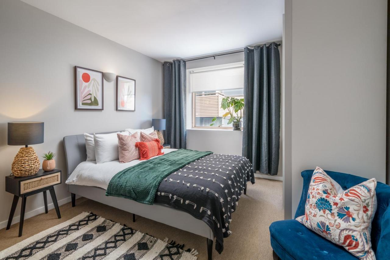 2 Bedroom Apartment With Park Views Shoreditch 런던 외부 사진
