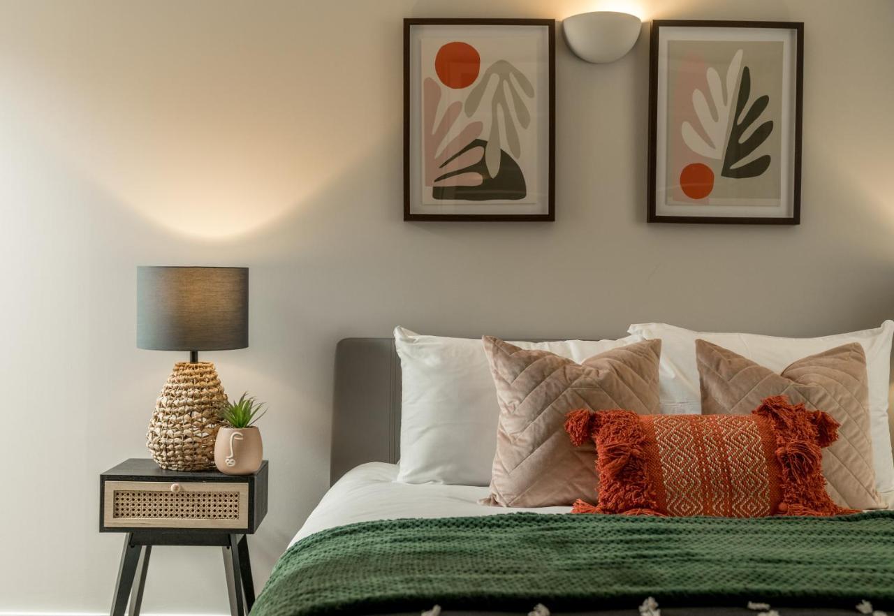 2 Bedroom Apartment With Park Views Shoreditch 런던 외부 사진